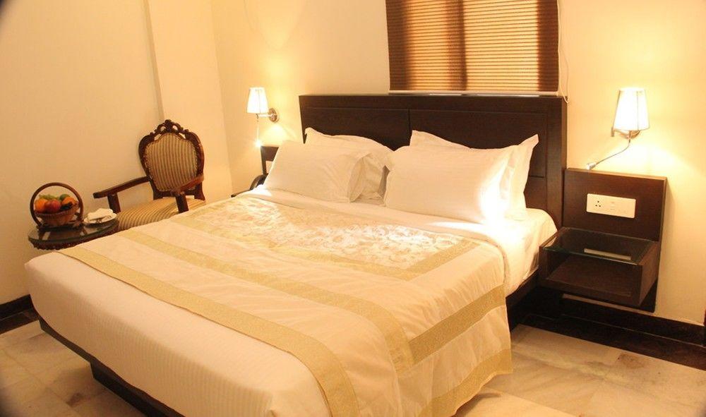Oyo Flagship Hotel Rudra Palace อัครา ภายนอก รูปภาพ