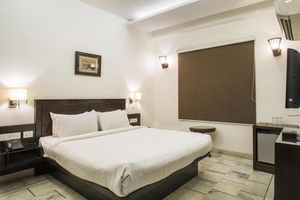 Oyo Flagship Hotel Rudra Palace อัครา ภายนอก รูปภาพ