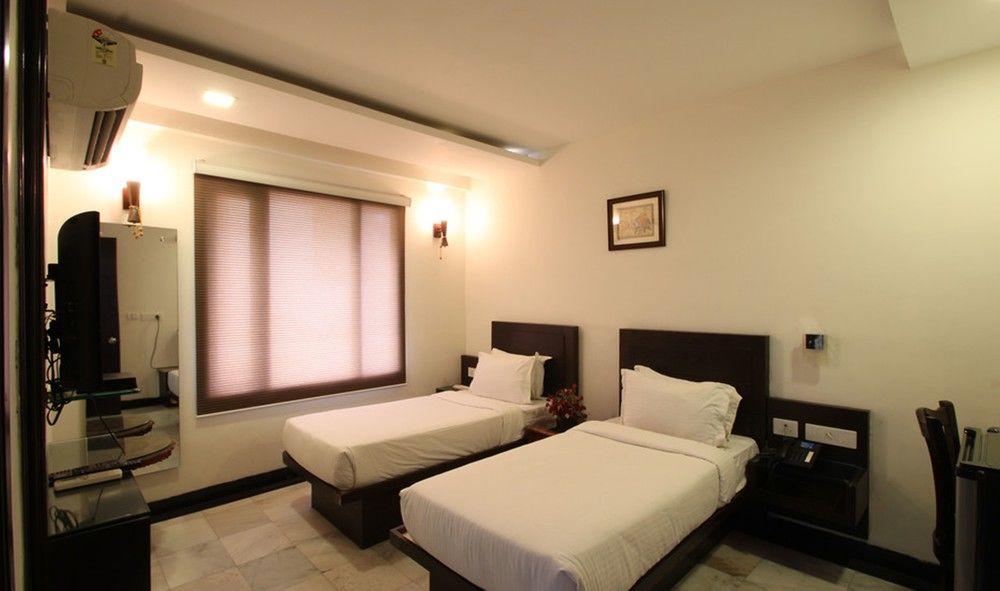 Oyo Flagship Hotel Rudra Palace อัครา ภายนอก รูปภาพ