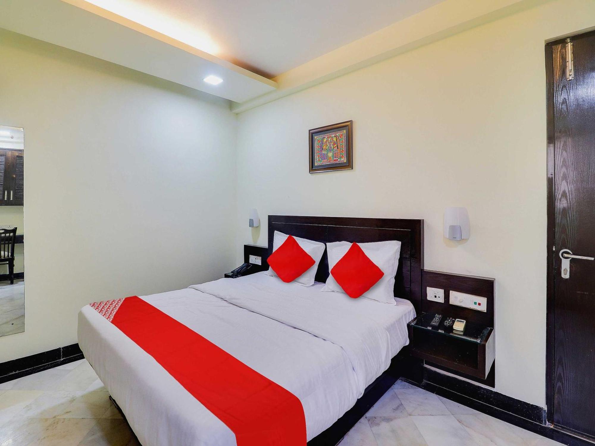 Oyo Flagship Hotel Rudra Palace อัครา ภายนอก รูปภาพ