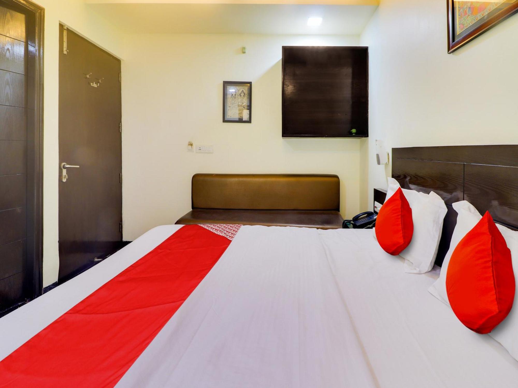 Oyo Flagship Hotel Rudra Palace อัครา ภายนอก รูปภาพ
