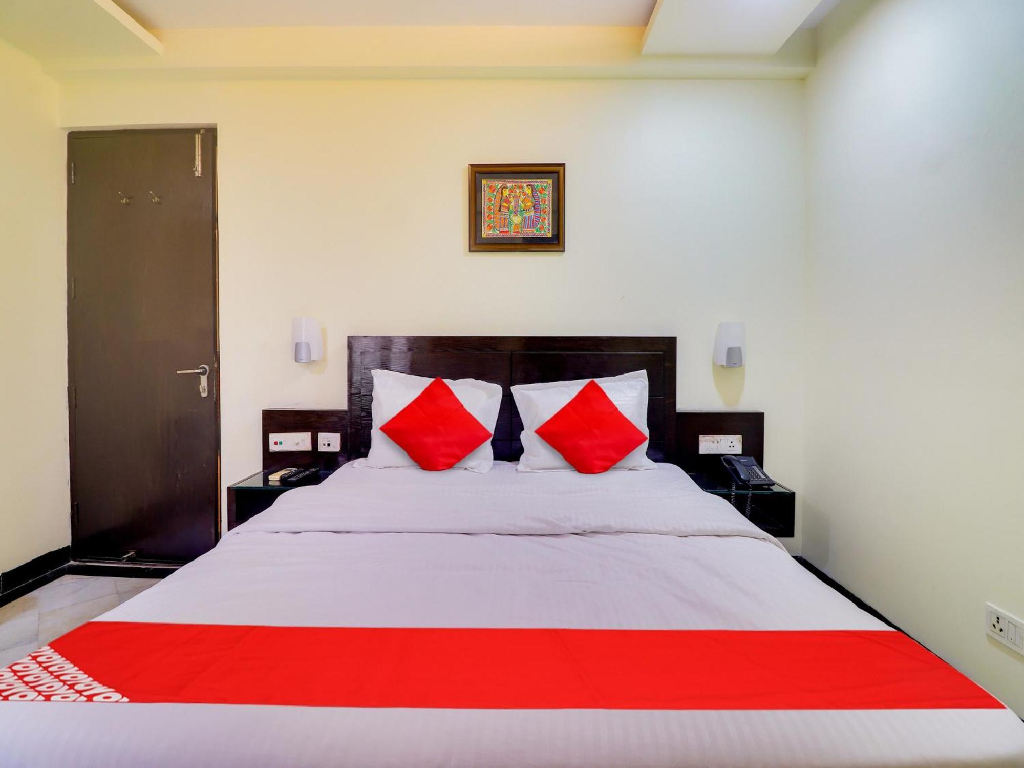 Oyo Flagship Hotel Rudra Palace อัครา ภายนอก รูปภาพ