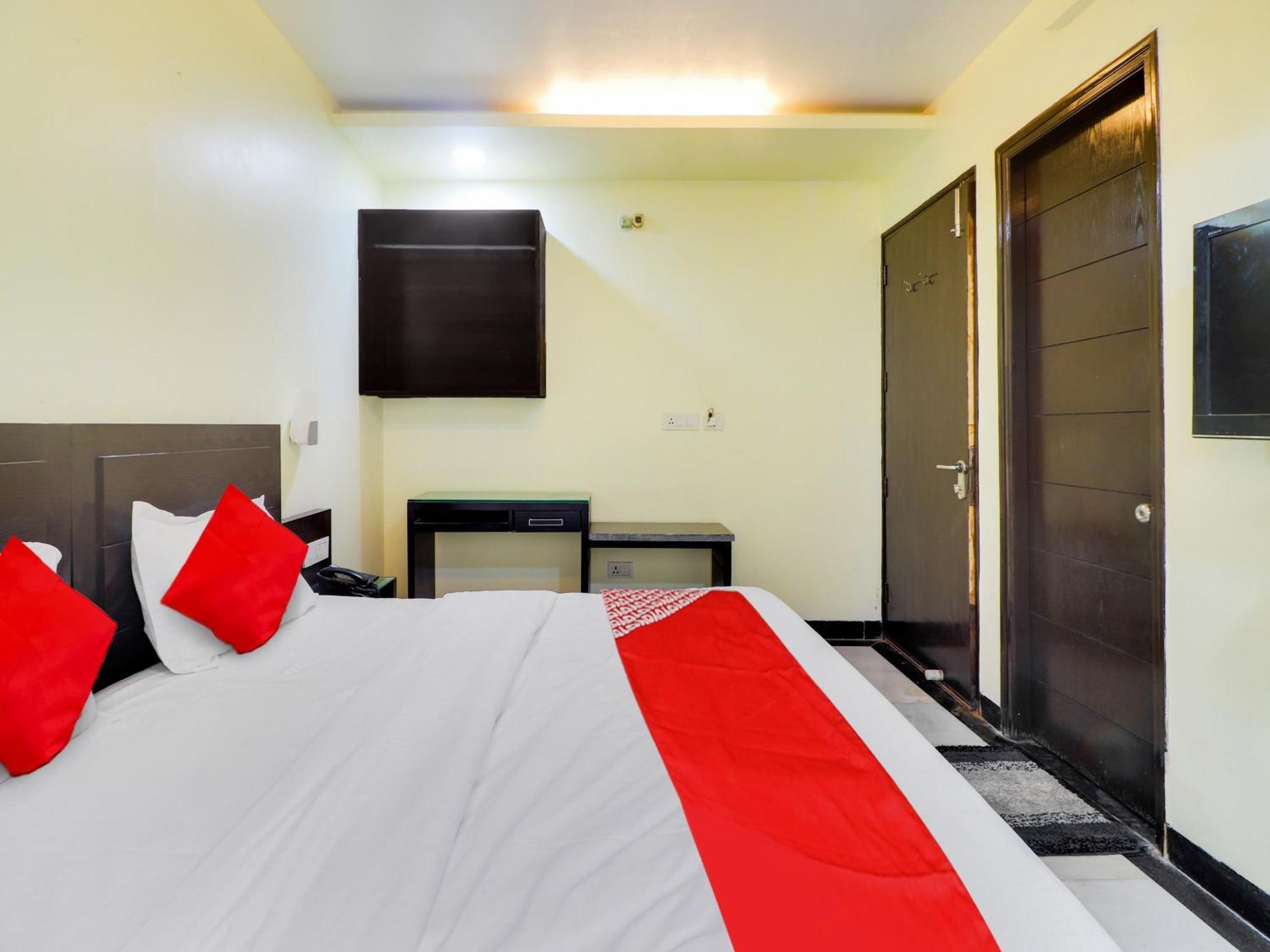 Oyo Flagship Hotel Rudra Palace อัครา ภายนอก รูปภาพ